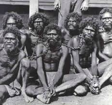Γιατί οι Βρετανοί έστειλαν θανατοποινίτες να αποικήσουν την Αυστραλία.  Αλυσόδεσαν και φυλάκισαν τους Αβορίγινες και τους έπαιρναν τα παιδιά για να  τα εκπολιτίσουν... - ΜΗΧΑΝΗ ΤΟΥ ΧΡΟΝΟΥ