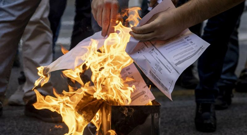 italy energy protests burn bills 2