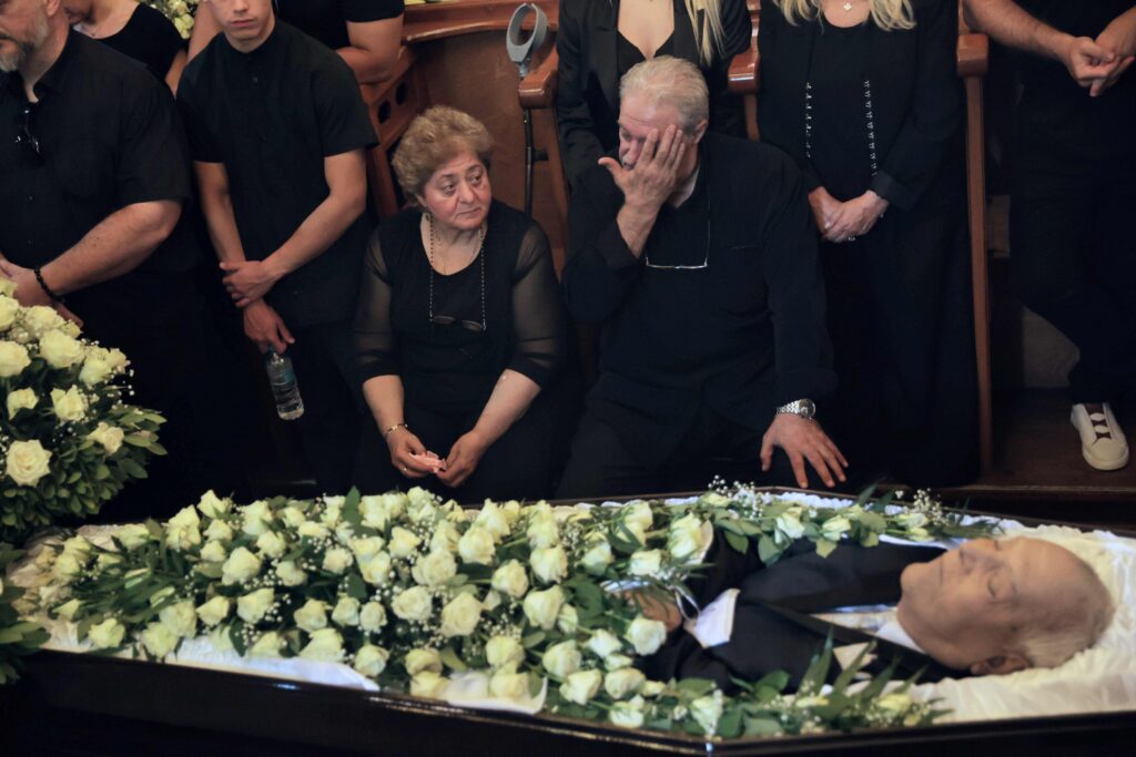 Συγγενείς, φίλοι και πλήθος κόσμου αποχαιρέτισαν τον Πετρολούκα Χαλκιά στη γενέτειρα του, το Δελβινάκι Πωγωνίου (φωτο: Κωνσταντίνος Ζήλος)