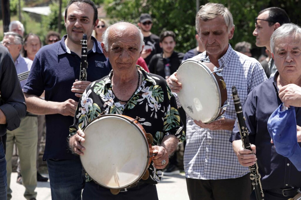 Συγγενείς, φίλοι και πλήθος κόσμου αποχαιρέτισαν τον Πετρολούκα Χαλκιά στη γενέτειρα του, το Δελβινάκι Πωγωνίου (φωτο: Κωνσταντίνος Ζήλος)
