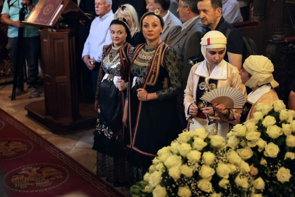 Συγγενείς, φίλοι και πλήθος κόσμου αποχαιρέτισαν τον Πετρολούκα Χαλκιά στη γενέτειρα του, το Δελβινάκι Πωγωνίου (φωτο: Κωνσταντίνος Ζήλος)