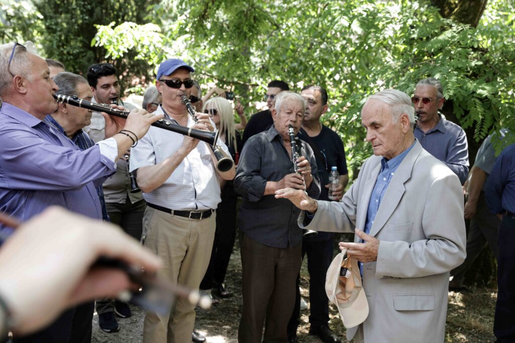 Συγγενείς, φίλοι και πλήθος κόσμου αποχαιρέτισαν τον Πετρολούκα Χαλκιά στη γενέτειρα του, το Δελβινάκι Πωγωνίου (φωτο: Κωνσταντίνος Ζήλος)