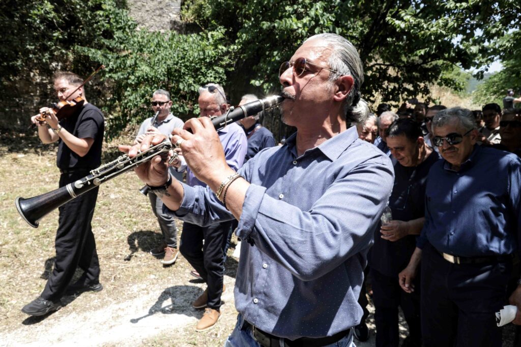 Συγγενείς, φίλοι και πλήθος κόσμου αποχαιρέτισαν τον Πετρολούκα Χαλκιά στη γενέτειρα του, το Δελβινάκι Πωγωνίου (φωτο: Κωνσταντίνος Ζήλος)